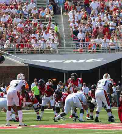 Kelly takes the snap