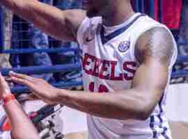 Snoop celebrates win over Gators with Rebel fans